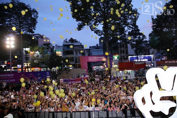 Fan Việt đóng giả Valak hù dọa Hyomin T-Ara, AOA rạng rỡ trong buổi ký tặng-9