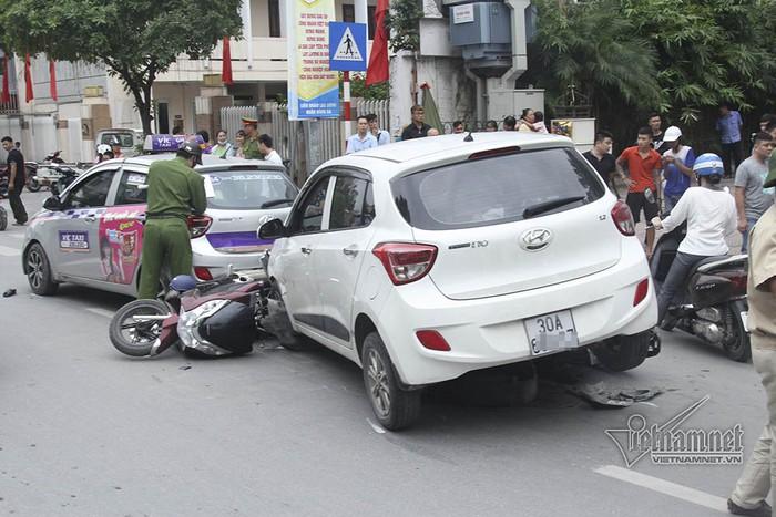 Hà Nội: Tai nạn liên hoàn 7 xe, ô tô chồm nuốt xe máy-1