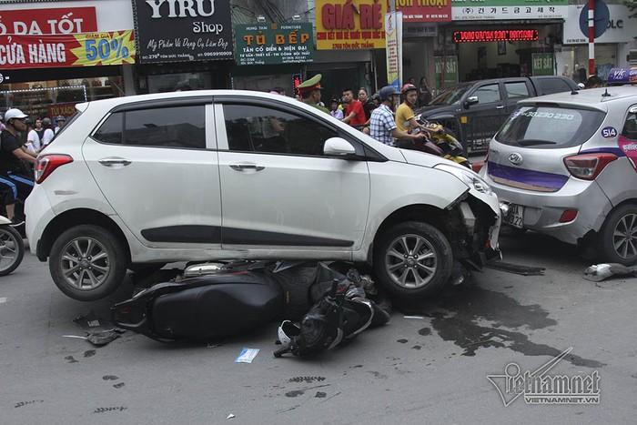 Hà Nội: Tai nạn liên hoàn 7 xe, ô tô chồm nuốt xe máy-2
