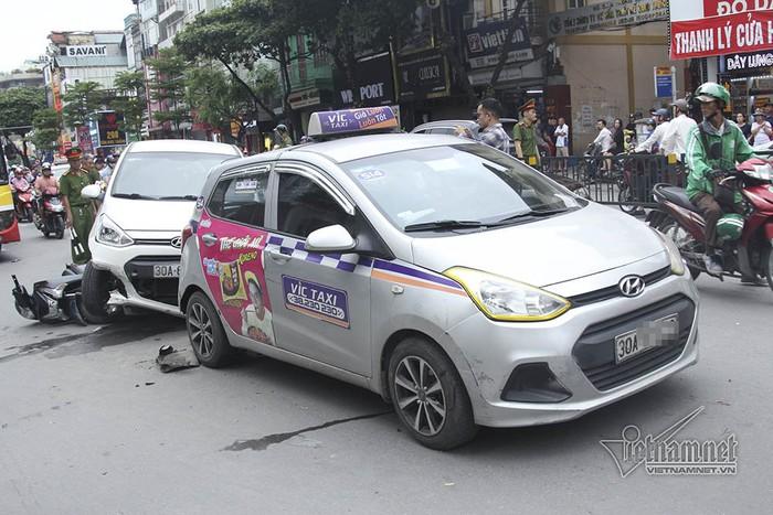 Hà Nội: Tai nạn liên hoàn 7 xe, ô tô chồm nuốt xe máy-3