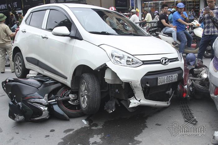 Hà Nội: Tai nạn liên hoàn 7 xe, ô tô chồm nuốt xe máy-4