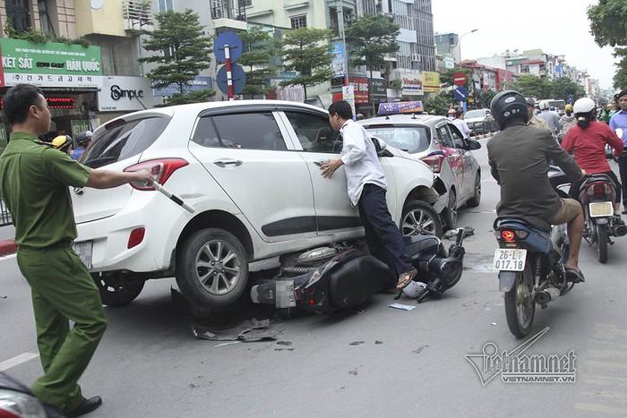 Hà Nội: Tai nạn liên hoàn 7 xe, ô tô chồm nuốt xe máy-5