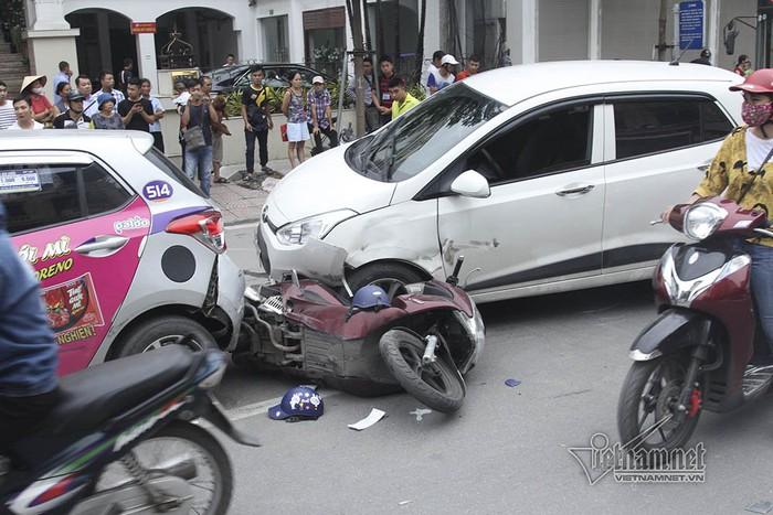 Hà Nội: Tai nạn liên hoàn 7 xe, ô tô chồm nuốt xe máy-6