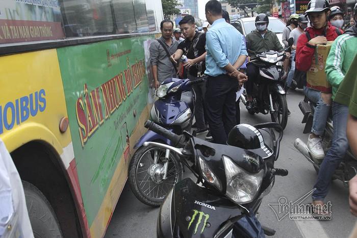 Hà Nội: Tai nạn liên hoàn 7 xe, ô tô chồm nuốt xe máy-7