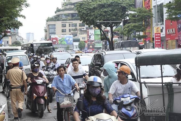 Hà Nội: Tai nạn liên hoàn 7 xe, ô tô chồm nuốt xe máy-8