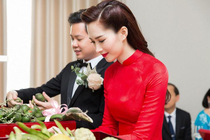 Nhã Phương nối bước Đặng Thu Thảo, Tú Anh chọn áo dài đỏ rực mong cầu may mắn trong hôn nhân-6