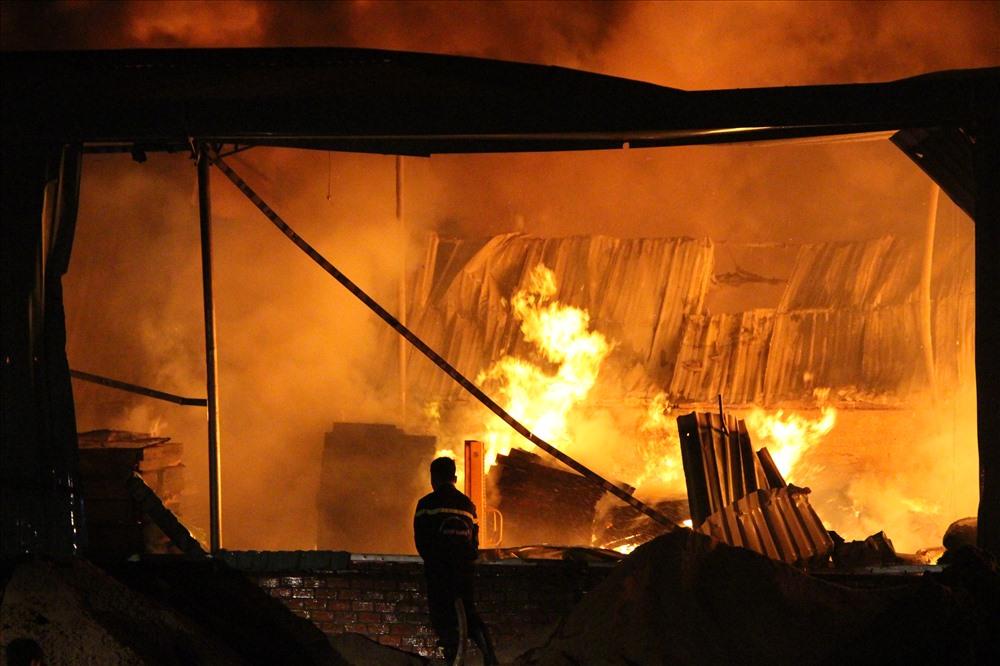 Khói lửa ngút trời tại công ty gỗ ở Bình Dương-1