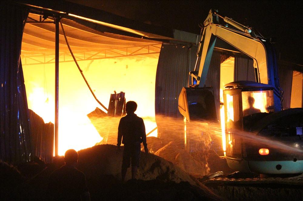 Khói lửa ngút trời tại công ty gỗ ở Bình Dương-2