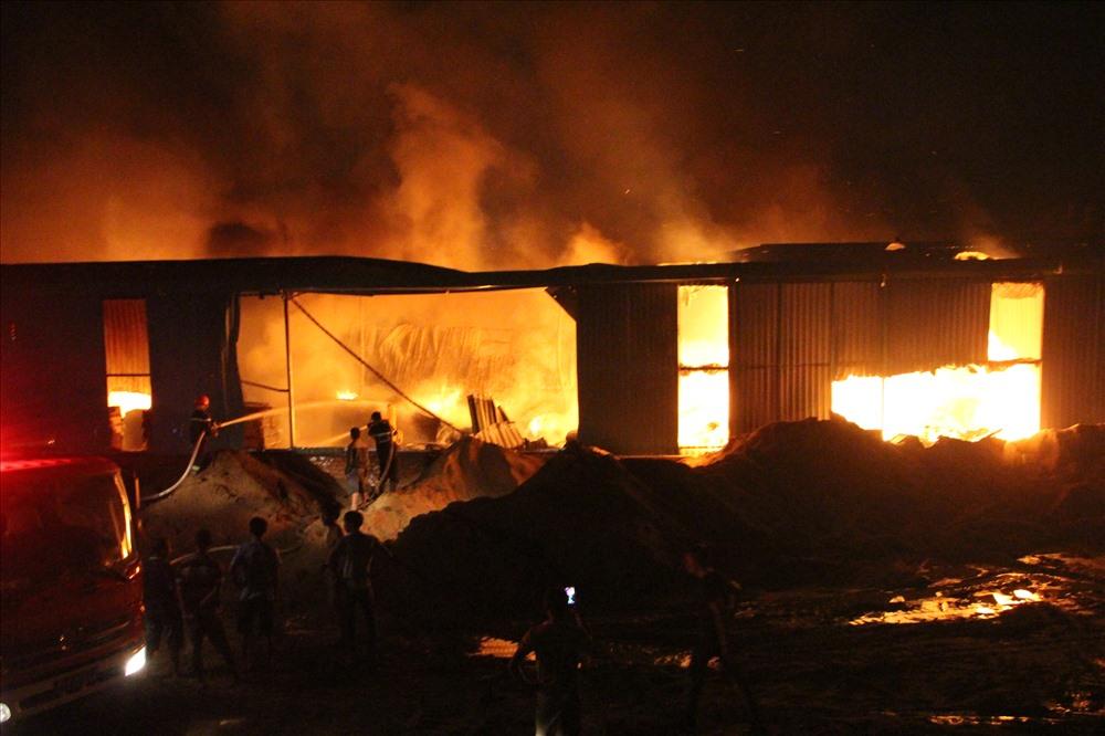 Khói lửa ngút trời tại công ty gỗ ở Bình Dương-3