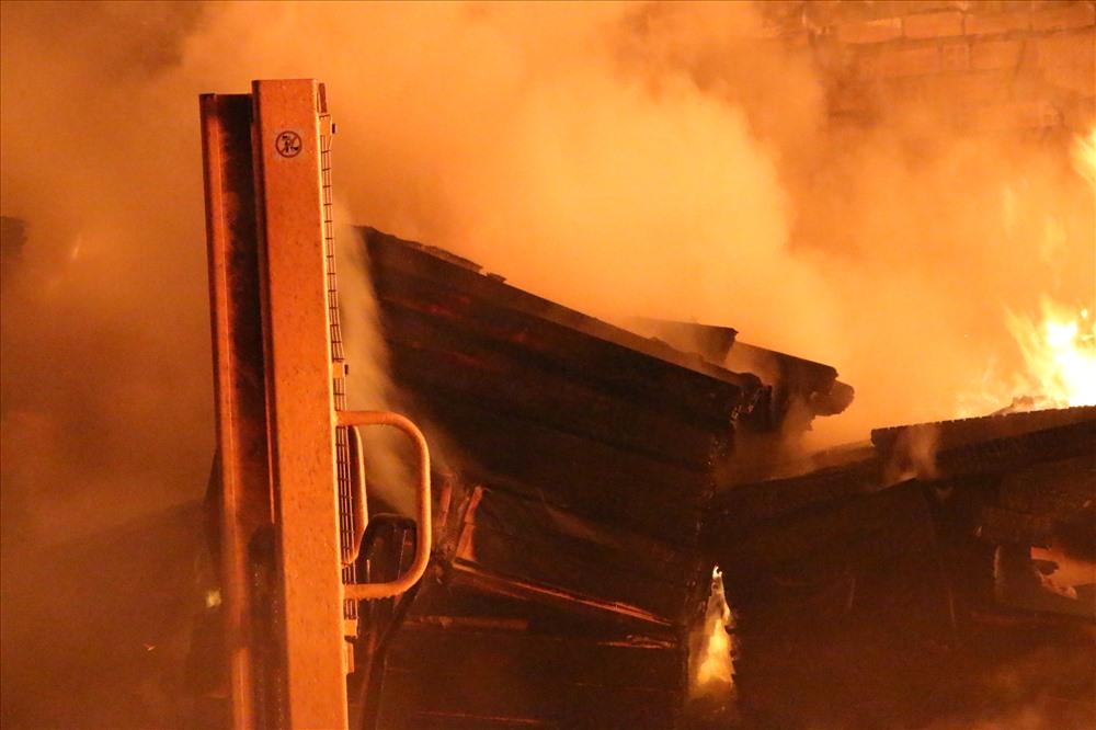 Khói lửa ngút trời tại công ty gỗ ở Bình Dương-4