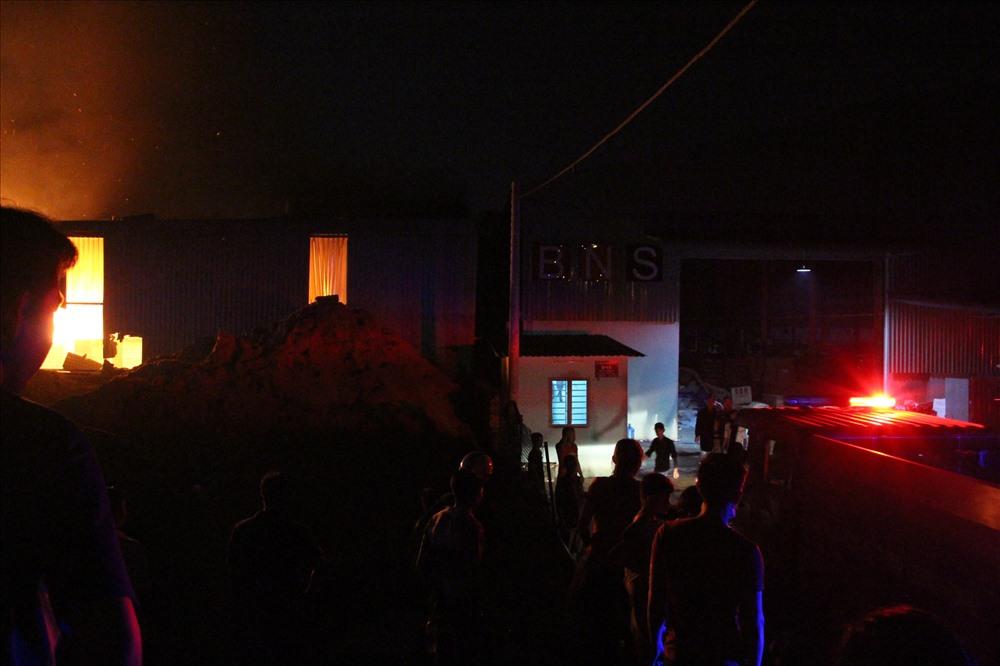 Khói lửa ngút trời tại công ty gỗ ở Bình Dương-5