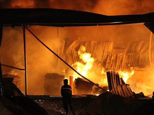 Khói lửa ngút trời tại công ty gỗ ở Bình Dương