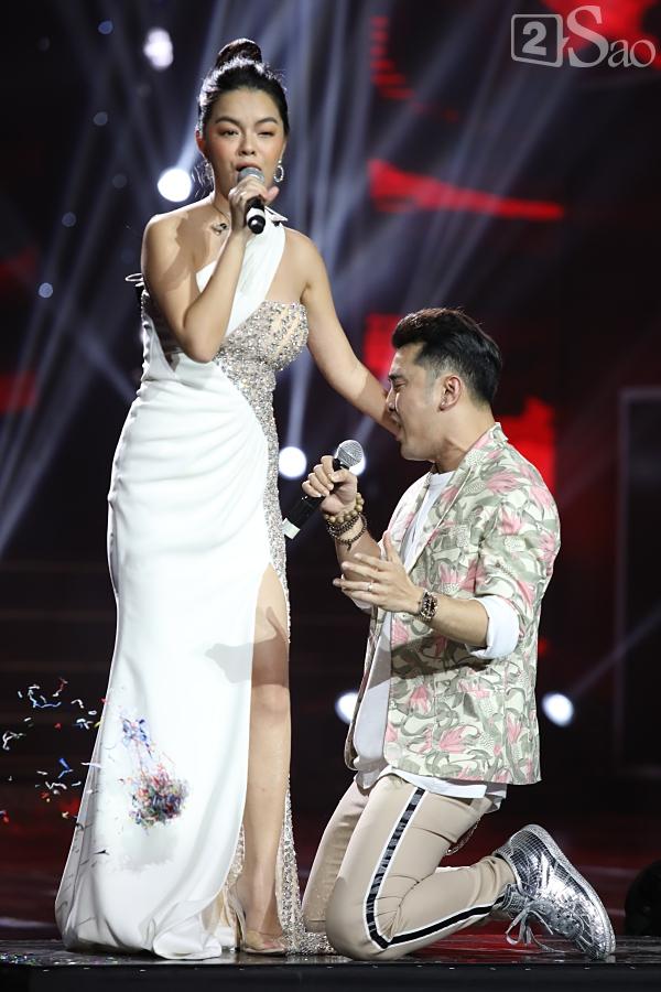 Sau 14 năm, Ưng Hoàng Phúc vẫn quỳ gối ôm chân Phạm Quỳnh Anh ấm áp như mới vừa hôm qua-4