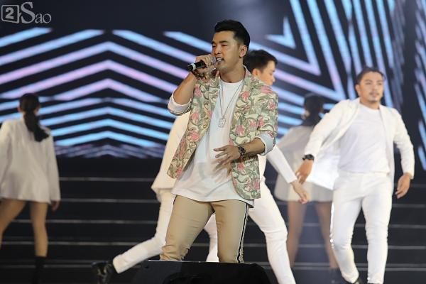 Sau 14 năm, Ưng Hoàng Phúc vẫn quỳ gối ôm chân Phạm Quỳnh Anh ấm áp như mới vừa hôm qua-7