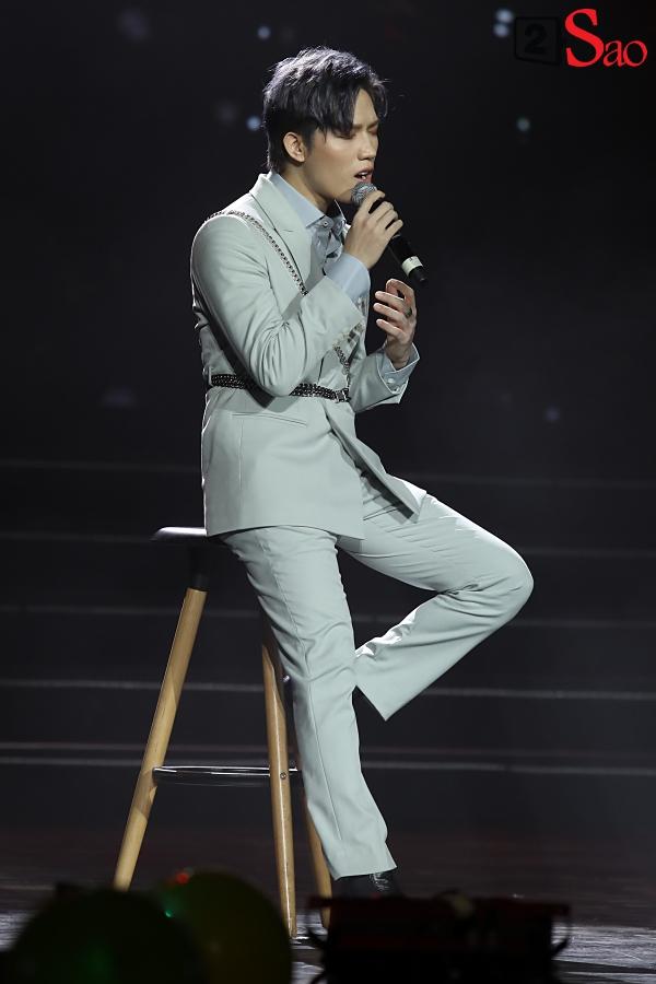 Sau 14 năm, Ưng Hoàng Phúc vẫn quỳ gối ôm chân Phạm Quỳnh Anh ấm áp như mới vừa hôm qua-16