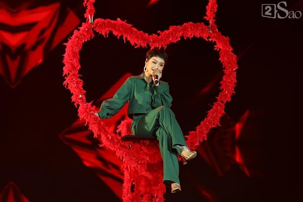 Sau 14 năm, Ưng Hoàng Phúc vẫn quỳ gối ôm chân Phạm Quỳnh Anh ấm áp như mới vừa hôm qua-9