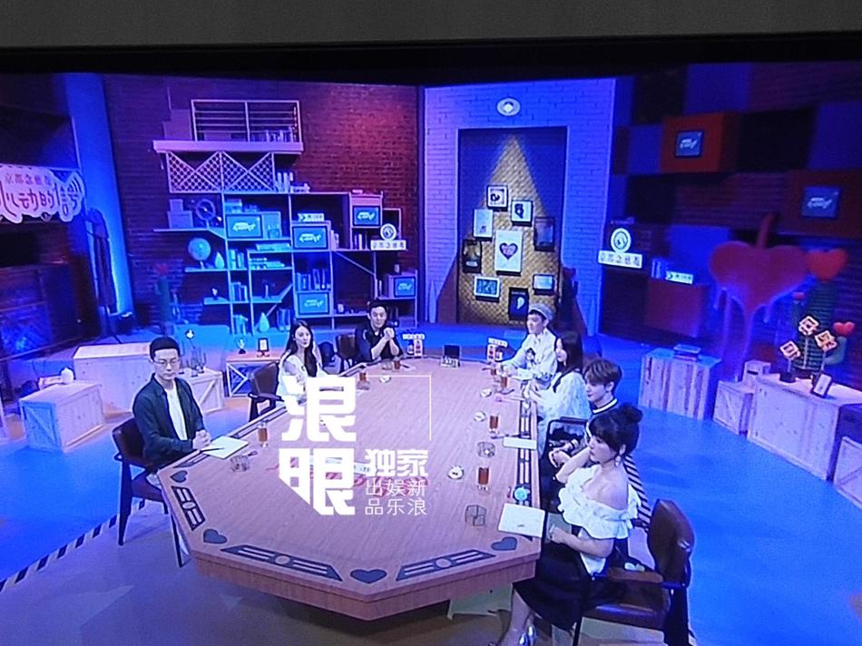 Sau scandal dùng dao tấn công chồng, mỹ nhân ngư Trương Vũ Kỳ vẫn vui vẻ rạng rỡ như chưa từng nổi điên-2