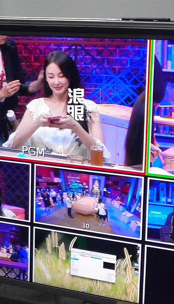 Sau scandal dùng dao tấn công chồng, mỹ nhân ngư Trương Vũ Kỳ vẫn vui vẻ rạng rỡ như chưa từng nổi điên-3