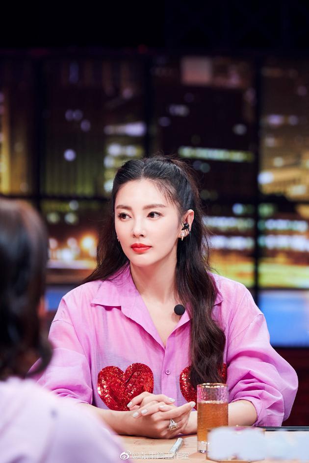 Sau scandal dùng dao tấn công chồng, mỹ nhân ngư Trương Vũ Kỳ vẫn vui vẻ rạng rỡ như chưa từng nổi điên-1