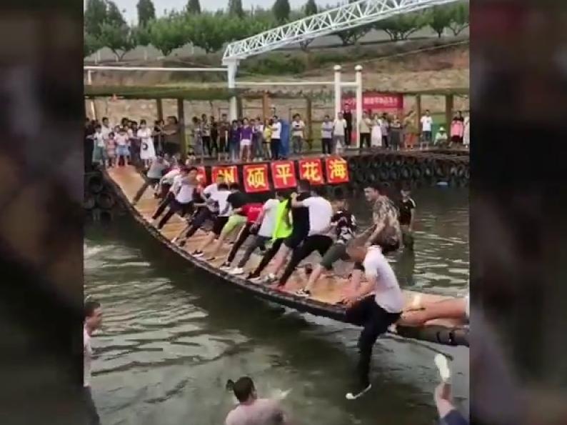 Khoảnh khắc cầu dài 1,6 km ở Trung Quốc bị nổ tung thành đống tro bụi-5