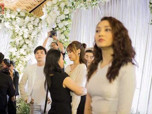 Hồ Quang Hiếu nói gì về bức ảnh cô đơn ngắm Bảo Anh đắm đuối dù người cũ ngó lơ như không quen