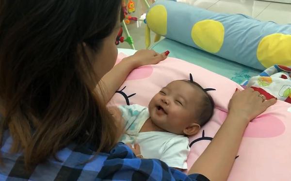 Sinh non 2,2kg thế mà chỉ sau 3 tháng, tiểu công chúa nhà Khánh Thi dễ thương không nhận ra-1