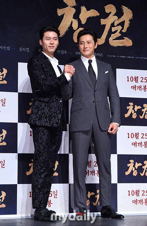 U50 Jang Dong Gun đẹp không kém cạnh khi đứng chung khung hình với U40 Hyun Bin-4