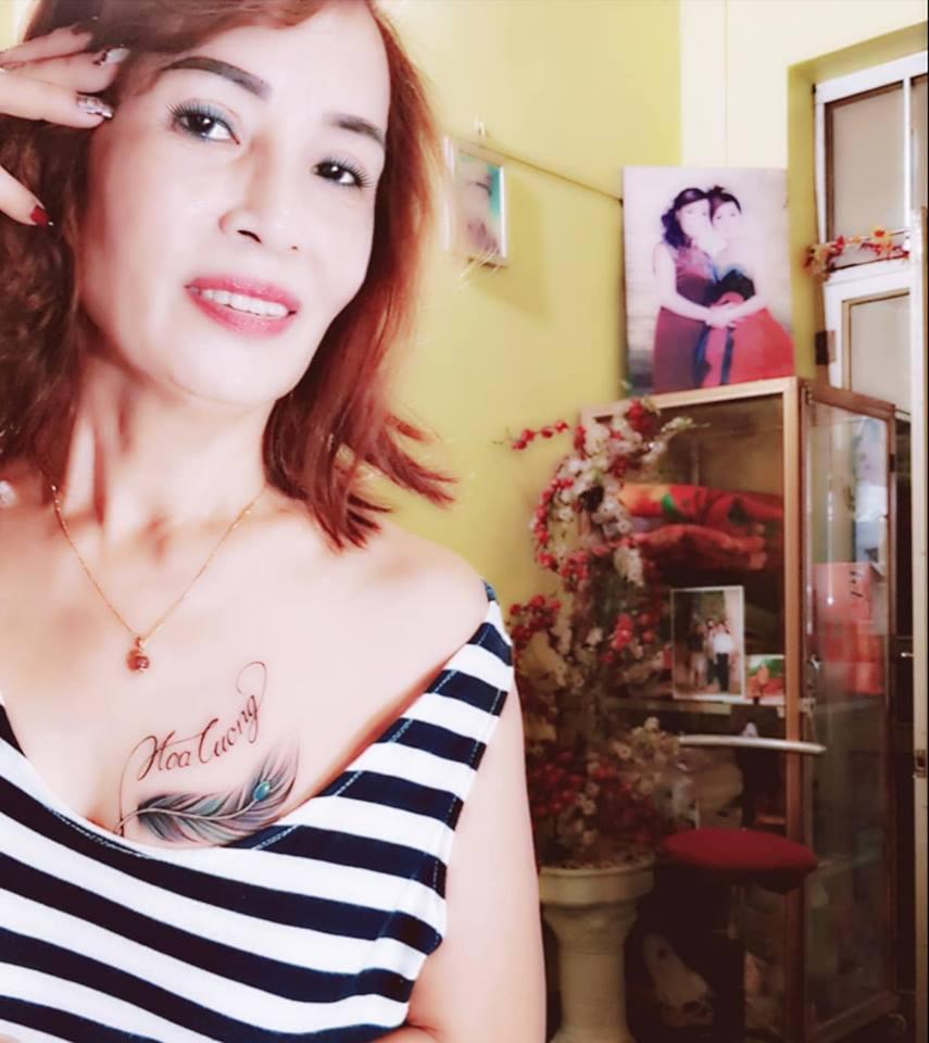 Biết chồng trẻ không vui, cô dâu 61 tuổi lên tiếng về ý nghĩa hình xăm trên ngực ai nấy bất ngờ-1