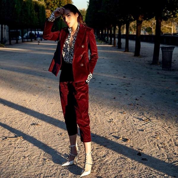 Hội ngộ ở Paris Fashion Week, Kỳ Duyên đánh sập mỹ nhân không tuổi Dara cả thần thái lẫn vóc dáng-6