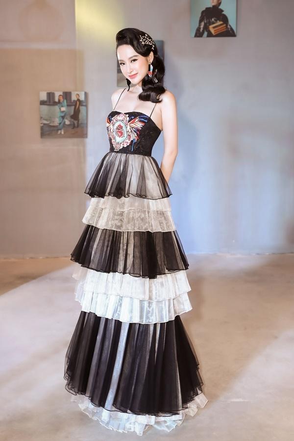 Cả sự kiện ai cũng đơn giản cá tính, chỉ riêng Angela Phương Trinh chặt chém một mình một kiểu-1