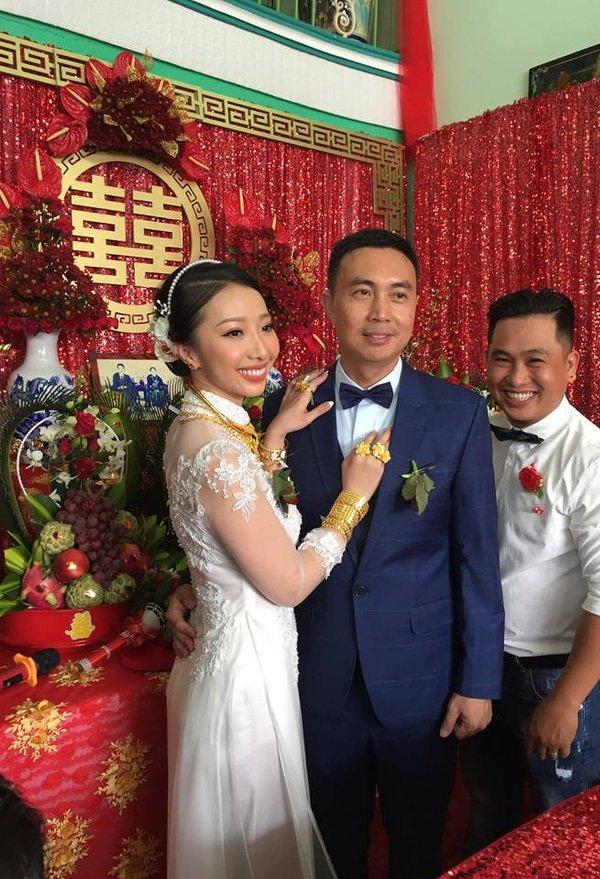 Cô dâu Kiên Giang được trao 129 cây vàng trong ngày cưới-5
