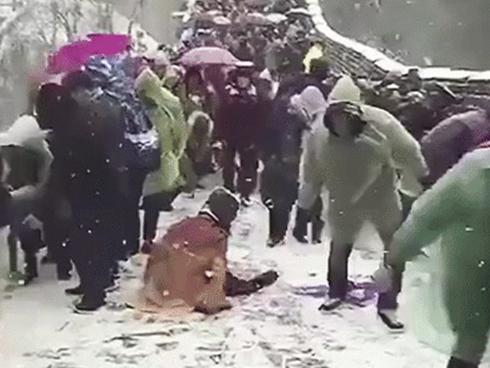 Dòng khách đi bộ đứng im không thể nhúc nhích trong ngày Vạn Lý Trường Thành tê liệt-4