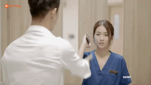 Diễn xuất đơ cứng của Khả Ngân và Song Luân đã phá hỏng cảnh hất điện thoại kinh điển trong Hậu duệ mặt trời-1