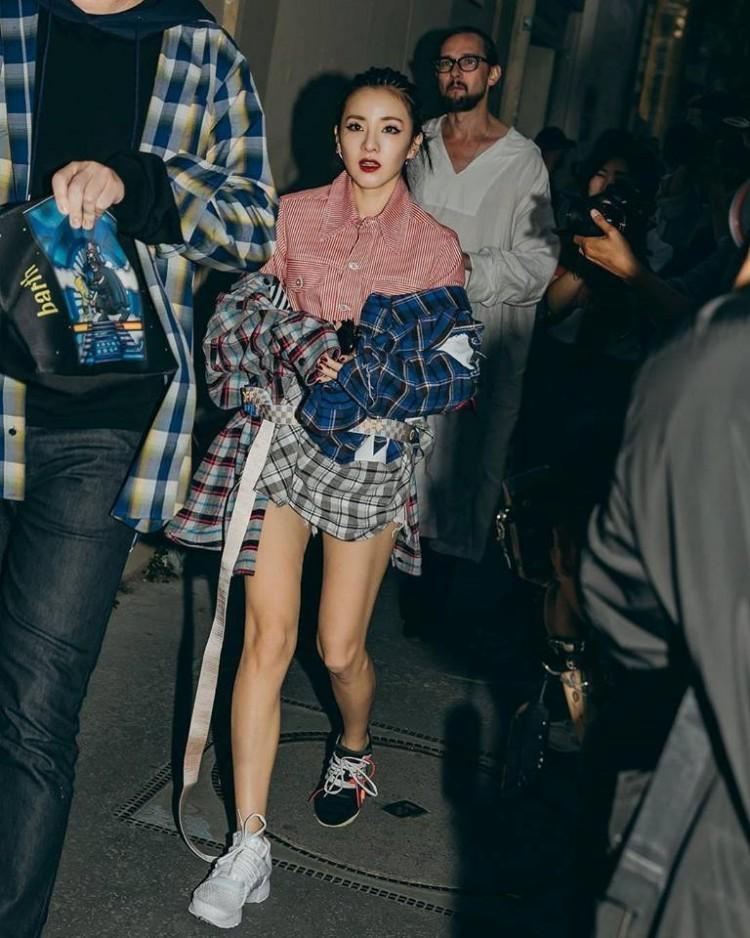 Hội ngộ ở Paris Fashion Week, Kỳ Duyên đánh sập mỹ nhân không tuổi Dara cả thần thái lẫn vóc dáng-9