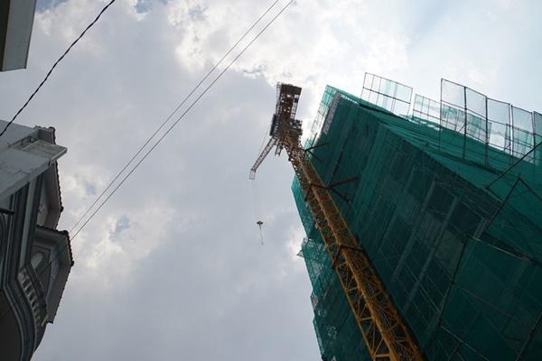 Cần cẩu vươn dài ra đường, thần chết lơ lửng trên đầu người Sài Gòn-10
