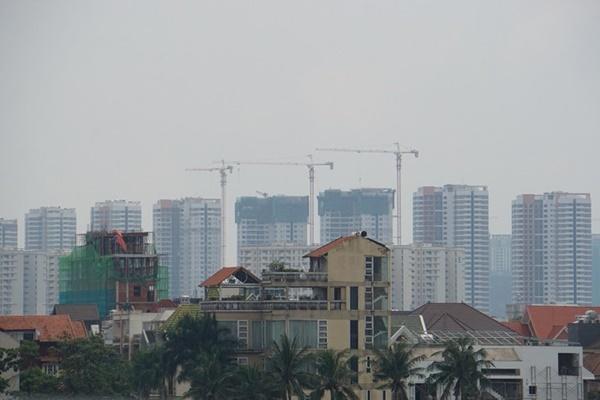 Cần cẩu vươn dài ra đường, thần chết lơ lửng trên đầu người Sài Gòn-9