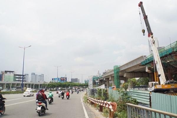 Cần cẩu vươn dài ra đường, thần chết lơ lửng trên đầu người Sài Gòn-15