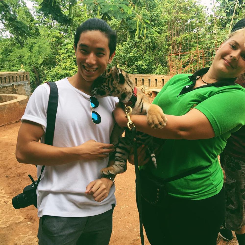 Hot boy Thái Lan body 6 múi, mắt một mí điển trai như sao Hàn-7