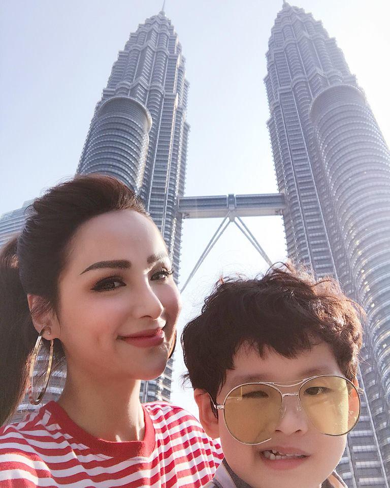 Lan Khuê tạo dáng nổi loạn trước xế sang sau lễ đính hôn-3