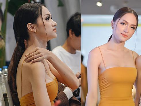 Hương Giang Idol khoe vòng 1 gợi cảm, liên tục giữ dây áo vì quá mảnh