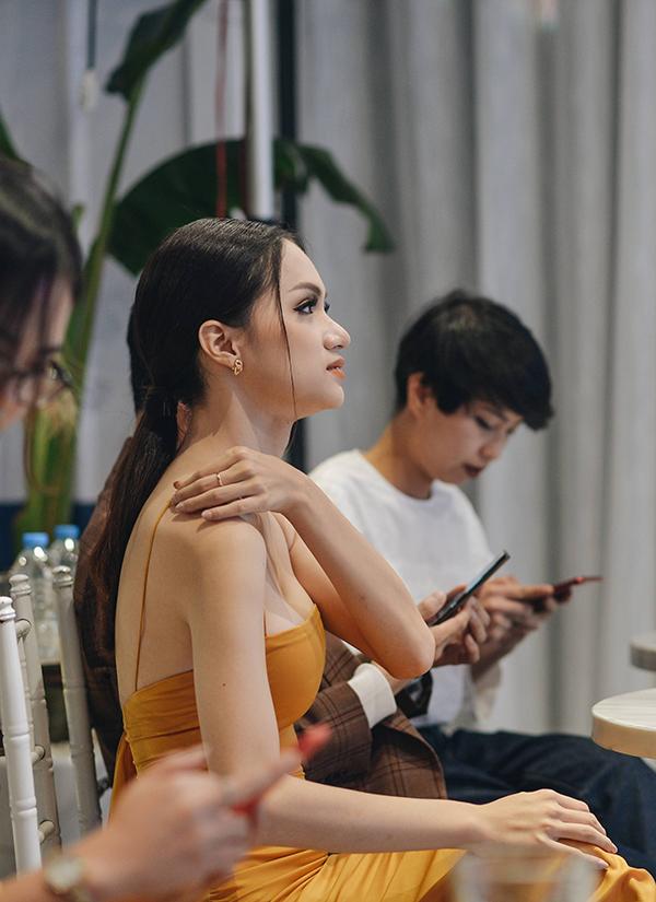 Hương Giang Idol khoe vòng 1 gợi cảm, liên tục giữ dây áo vì quá mảnh-4