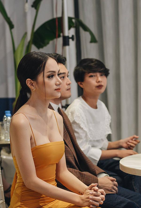 Hương Giang Idol khoe vòng 1 gợi cảm, liên tục giữ dây áo vì quá mảnh-3