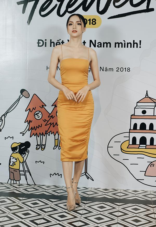 Hương Giang Idol khoe vòng 1 gợi cảm, liên tục giữ dây áo vì quá mảnh-1