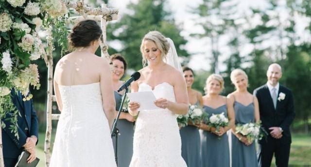 Từ đối thủ trở thành bạn đời, cặp đôi đội trưởng khúc côn cầu nắm tay nhau tiến vào lễ đường-1