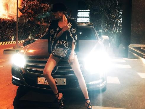 Lan Khuê tạo dáng 'nổi loạn' trước xế sang sau lễ đính hôn