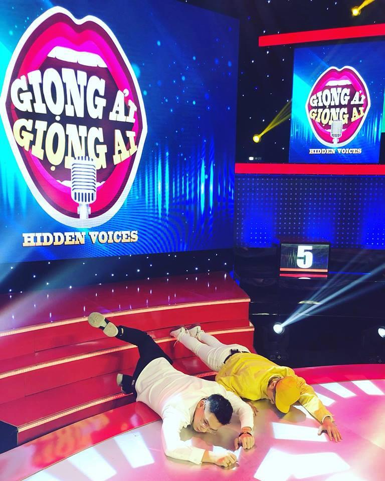 Chẳng những bắt kịp trào lưu ngã sấp mặt, Pha Lê còn... ngã mạnh đến mức tung tóe hết nội y-10