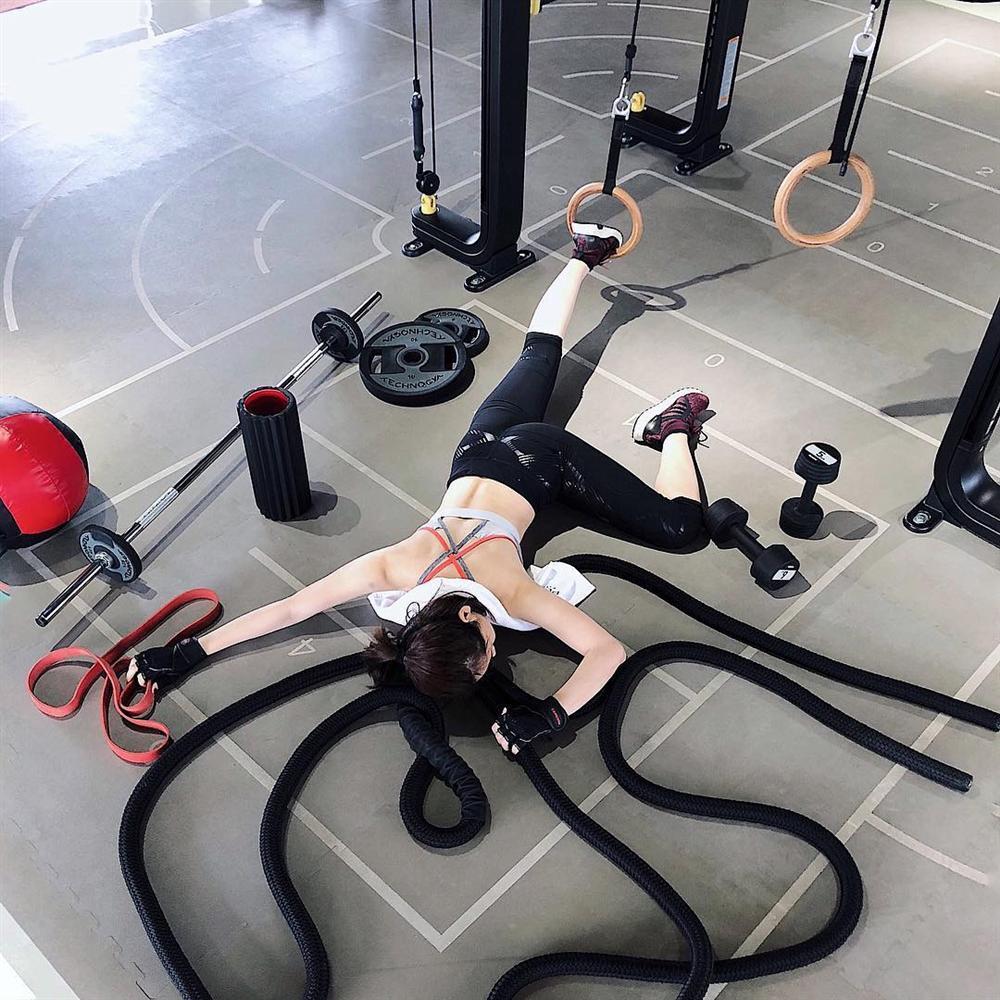 Chẳng những bắt kịp trào lưu ngã sấp mặt, Pha Lê còn... ngã mạnh đến mức tung tóe hết nội y-4