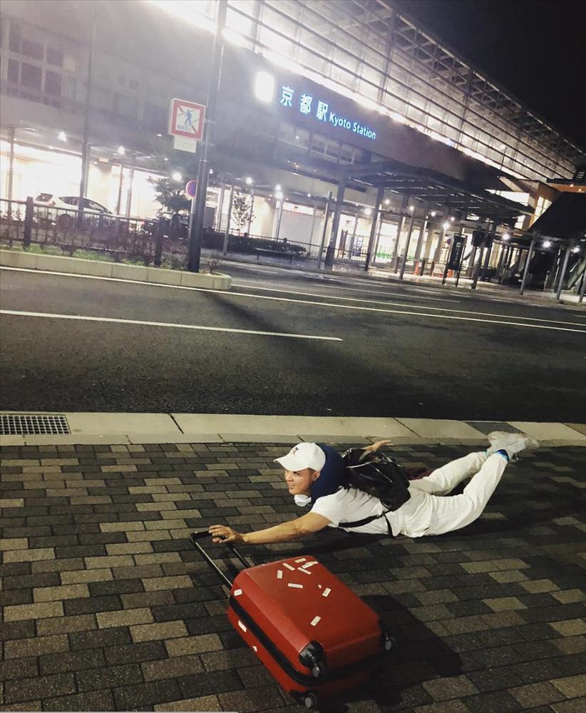 Chẳng những bắt kịp trào lưu ngã sấp mặt, Pha Lê còn... ngã mạnh đến mức tung tóe hết nội y-9