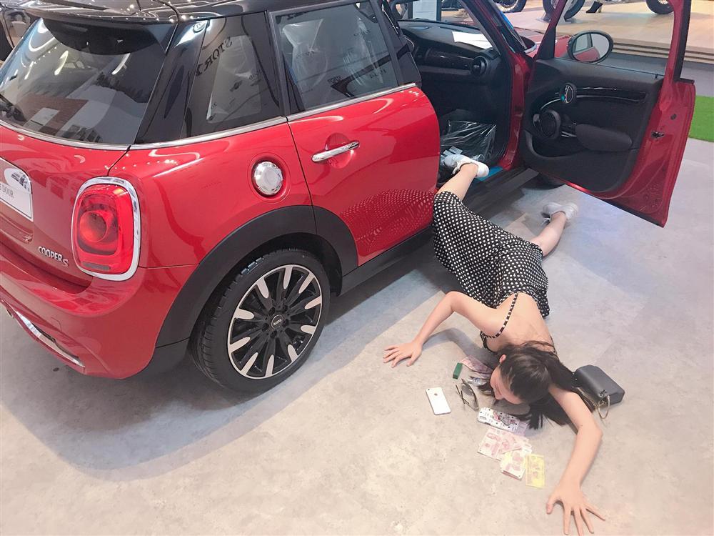 Chẳng những bắt kịp trào lưu ngã sấp mặt, Pha Lê còn... ngã mạnh đến mức tung tóe hết nội y-7