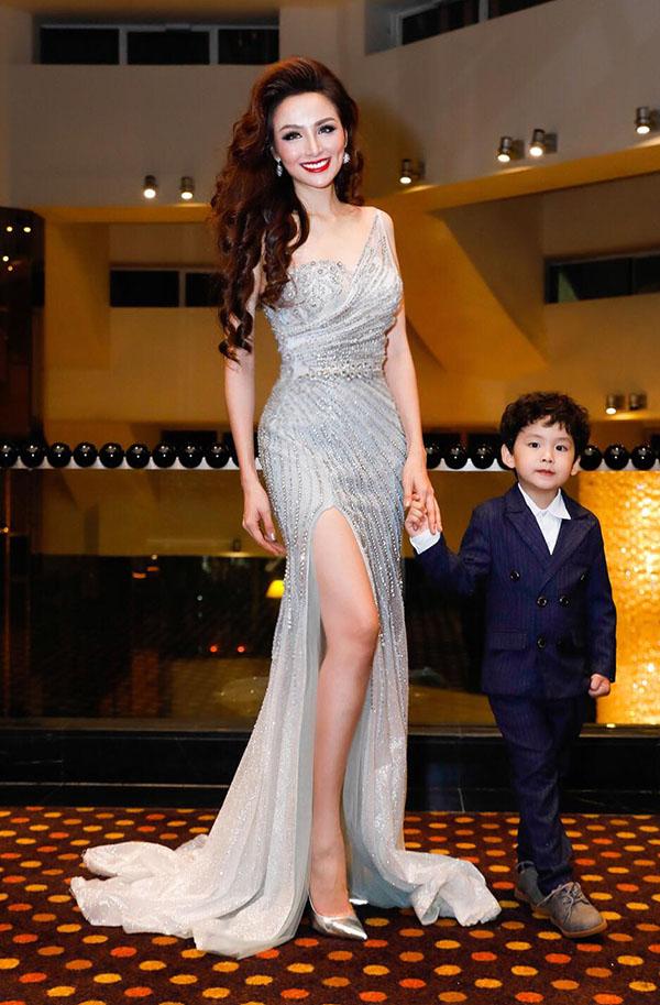 Cận cảnh gương mặt nhọn hoắt như phù thủy của Hoa hậu Diễm Hương sau nghi án phẫu thuật thẩm mỹ-1